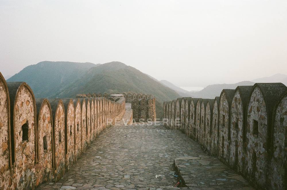 the long walls of amer fort