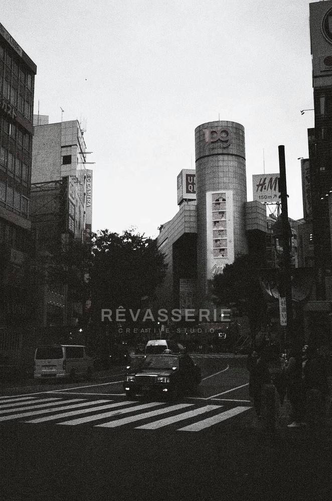 shibuya street at rush hour in black and white, 35mm film photography tokyo